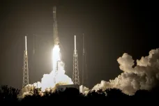 Odstartovala raketa Falcon 9, k Měsíci nese první lunární vozítko arabské výroby