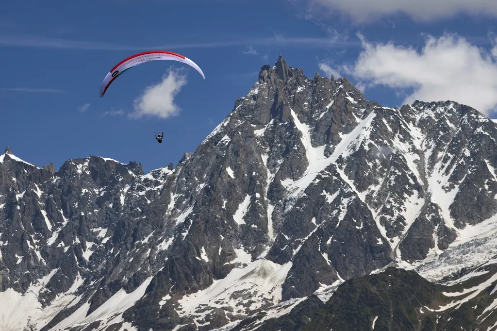 Christian „Chrigel“ Maurer je paraglaidista, kterému se podařilo přeletět 1238 kiliometrů v rámci závodu Red Bull X-Alps, v několika etapách, ze Salcburku na Mont Blanc a zpět do Zell am See. Během závodu přeletěl pět evropských zemí