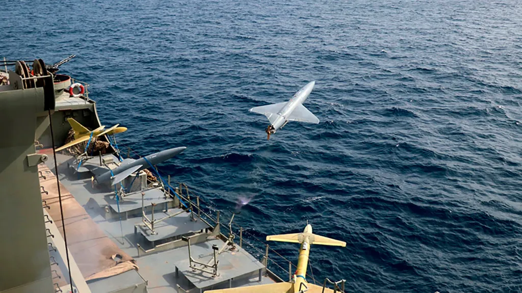 Dron startuje z paluby íránské lodě (ilustrační foto)