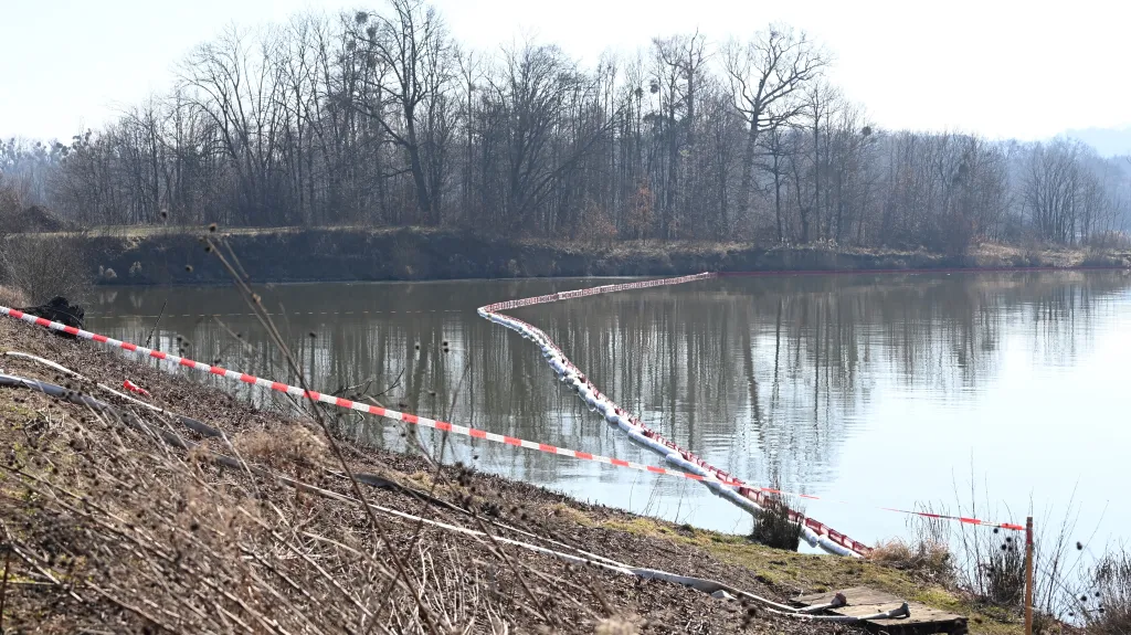 Norné stěny na jednom z rybníkům nedaleko havárie nákladního vlaku na snímku z 5. března