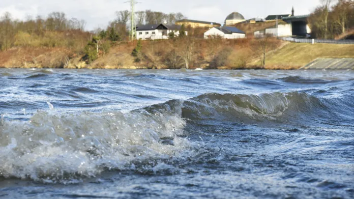 Silný vítr vytvořil na Borské přehradě v Liticích u Plzně nezvykle vysoké vlny