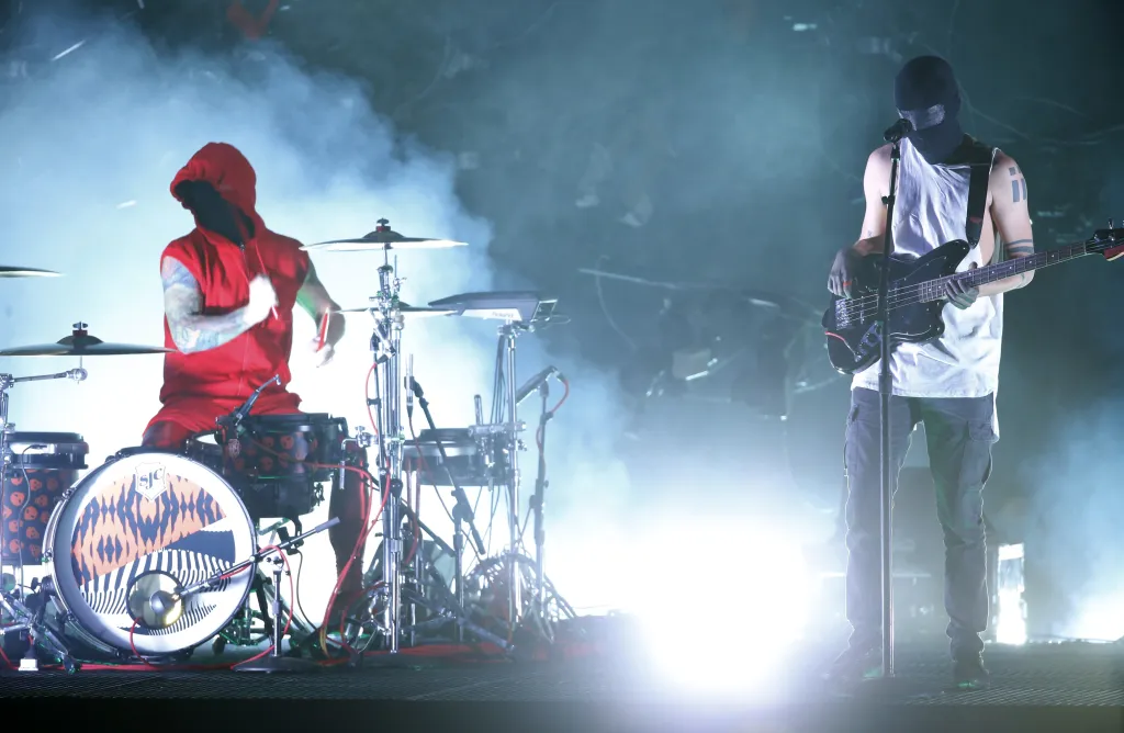 Hudební duo Twenty One Pilots střídá žánry jako elektropop, reggae, hip hop, drum & bass i punk a jejich koncerty bývají zárukou efektních show se strhující energií. Přesvědčit se o tom budou moci naživo návštěvníci koncertu 12. dubna v pražské O2 areně, kam Twenty One Pilots přivezou nejnovější album Clancy