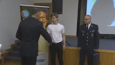 Šestnáctiletý Jan Baloun získal za záchranu napadeného chlapce medaili ředitele Krajského ředitelství policie Moravskoslezského kraje