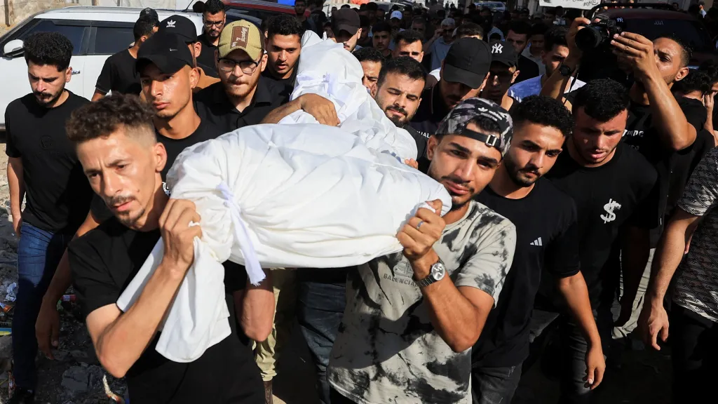 Palestinci nesou tělo člověka, kterého podle palestinských úřadů zabil izraelský útok v Pásmu Gazy (2. srpna 2026)