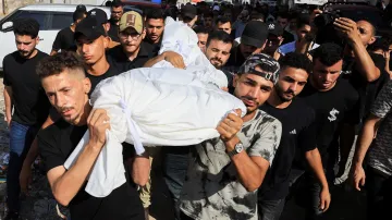 Palestinci nesou tělo člověka, kterého podle palestinských úřadů zabil izraelský útok v Pásmu Gazy (2. srpna 2026)