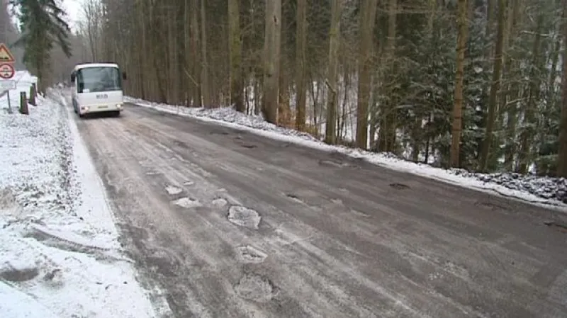 Děravé silnice trápí řidiče