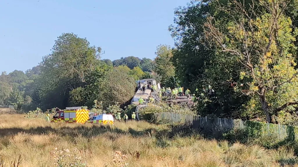 Záchranáři pracují v místě vykolejení vlaku na jihovýchodě Anglie