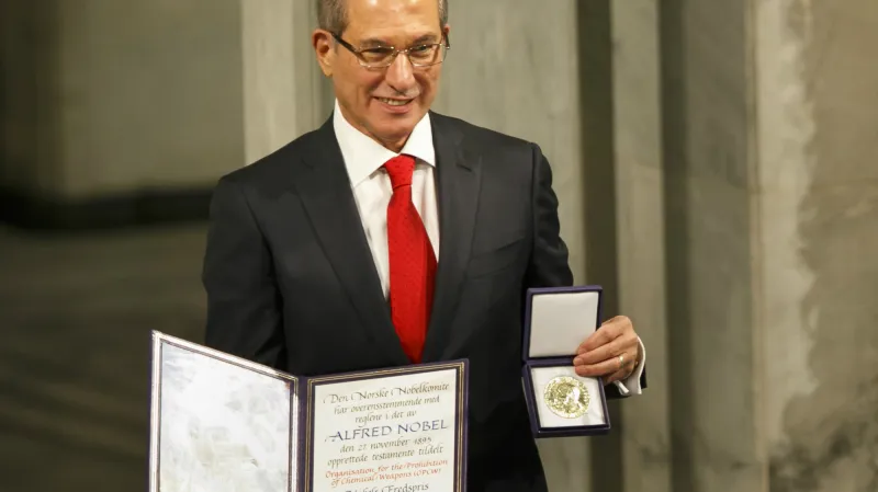 Ahmet Üzümcü přebírá Nobelovu cenu míru