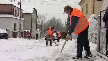 Nezaměstnaní odklízejí sníh