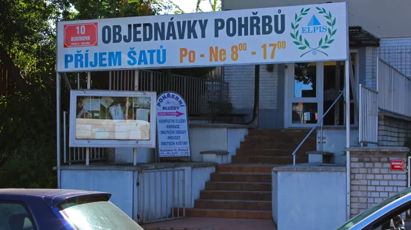 Reklama pohřební služby u pražské Nemocnice Na Bulovce