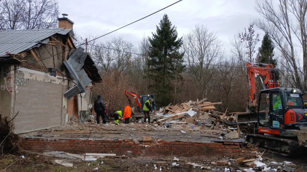 Bourání domů v osadě Bedřiška (prosinec 2025)