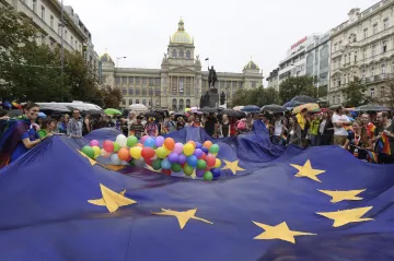 Duha v dešti. Prahou prošel průvod hrdosti Prague Pride Parade