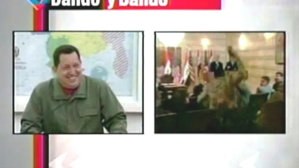 Hugo Chávez sleduje video