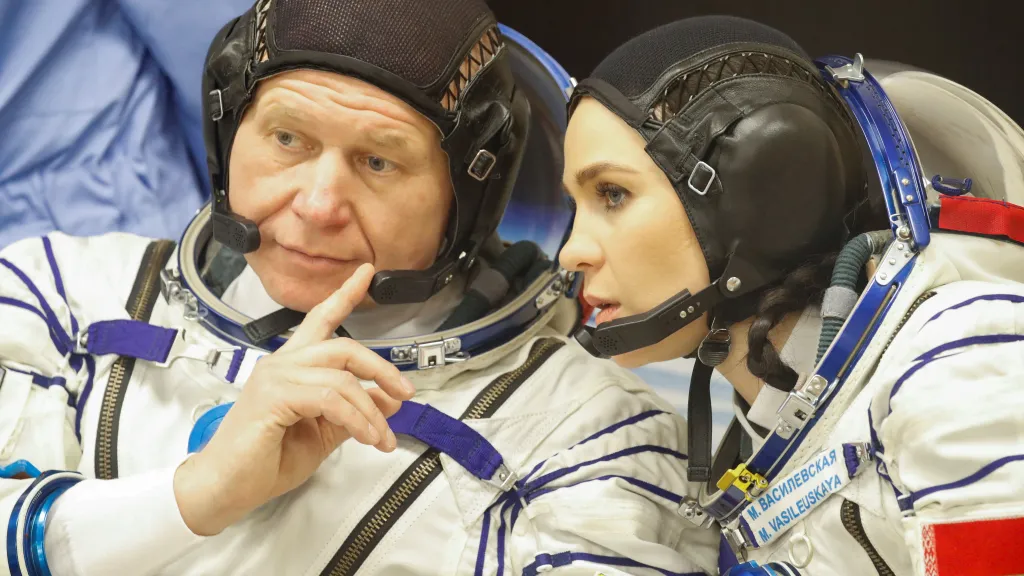 Ruský kosmonaut Oleg Novickij a běloruská kosmonautka Maryna Vasileuská