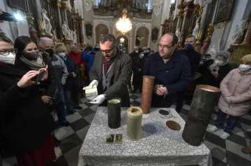 Vzkazy v kupoli frýdecko-místeckého kostela přečkaly obě světové války. Schránky otevřeli před rekonstrukcí stavby