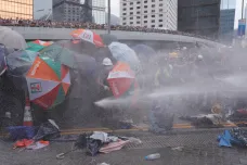 Policie zasáhla proti demonstrantům v Hongkongu vodními děly, zadrženým hrozí vězení