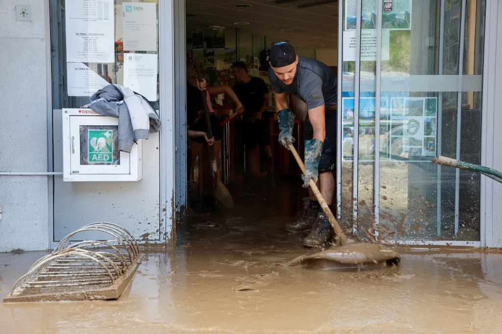 Muž vyklízí zaplavené přízemí