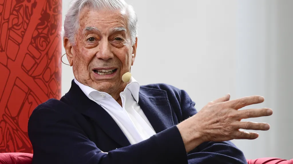 Spisovatel Mario Vargas Llosa na mezinárodním veletrhu v Praze