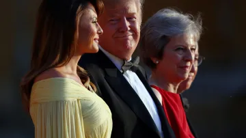 Donald Trump s Melanií a Theresa Mayová s manželem
