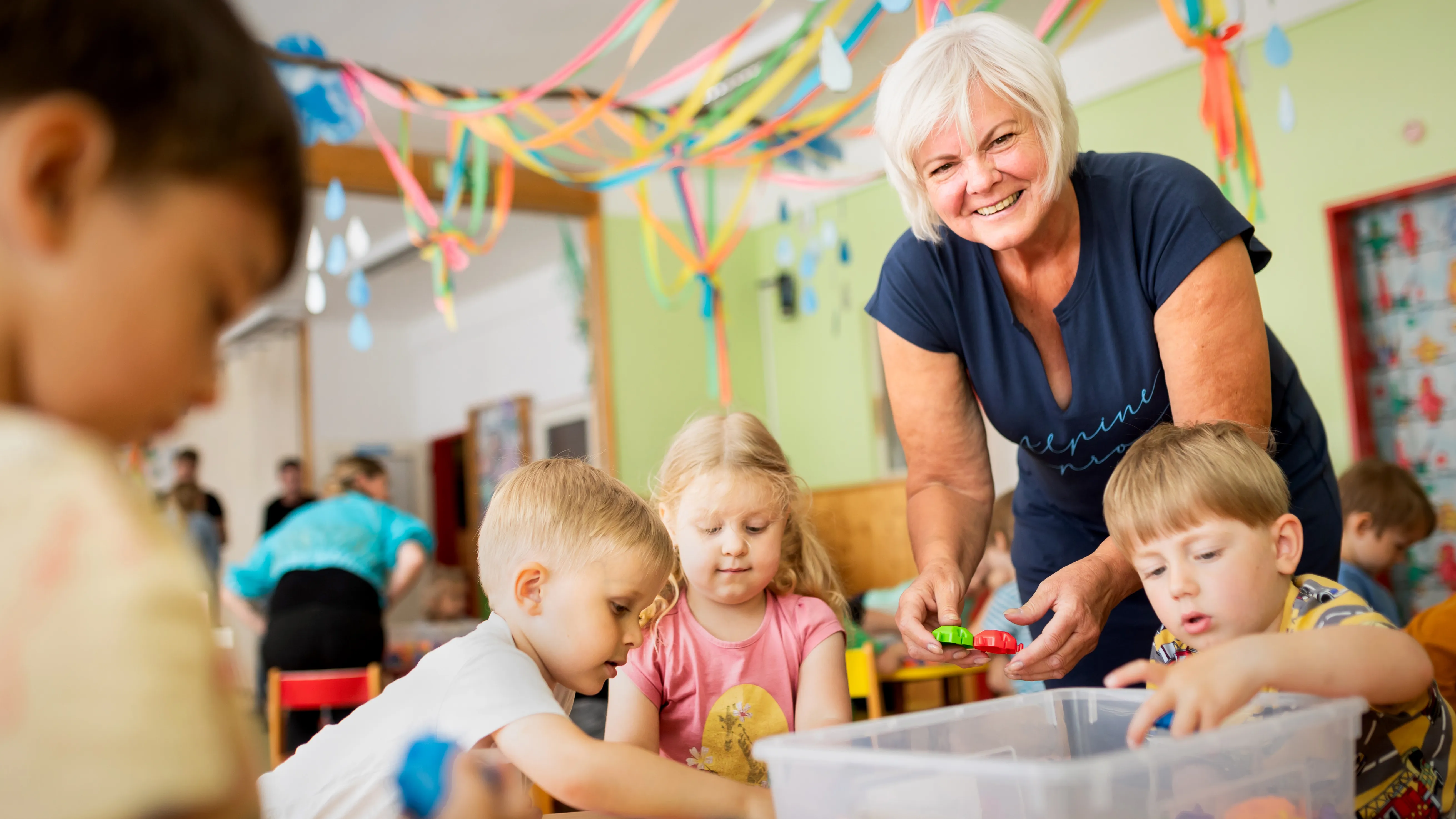 V penzi bývalé učitelce chyběly děti. Teď pomáhá ve školce jako „babička“