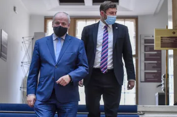 Prymula narušil důvěru, kritizuje opozice