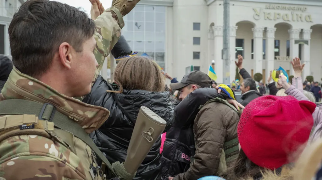 Lidé v Chersonu vítají ukrajinské vojáky