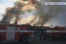 V Litvínově hoří hala na drcení odpadu. Hrozí, že se propadne střecha