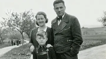 Josef Vlasák s rodiči (1940)