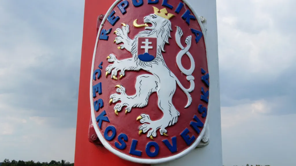 Historický hraniční sloup v Jaroslavicích s malým znakem ČSR