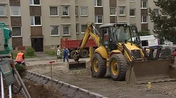 Dělníci upravují Smetanovo náměstí v Havlíčkově Brodě