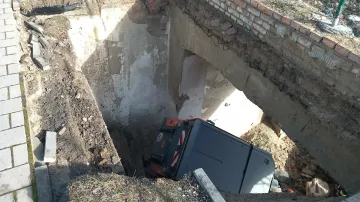 Zametací vůz propadnuvší se chodníkem v Brně