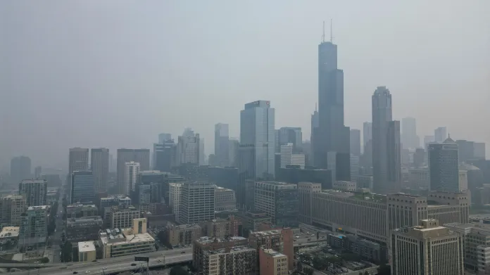Kouř z kanadských lesních požárů v Chicagu