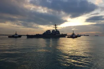 Americký torpédoborec vplul do ruských vod, tvrdí Moskva. Nejsou vaše, kontrují USA