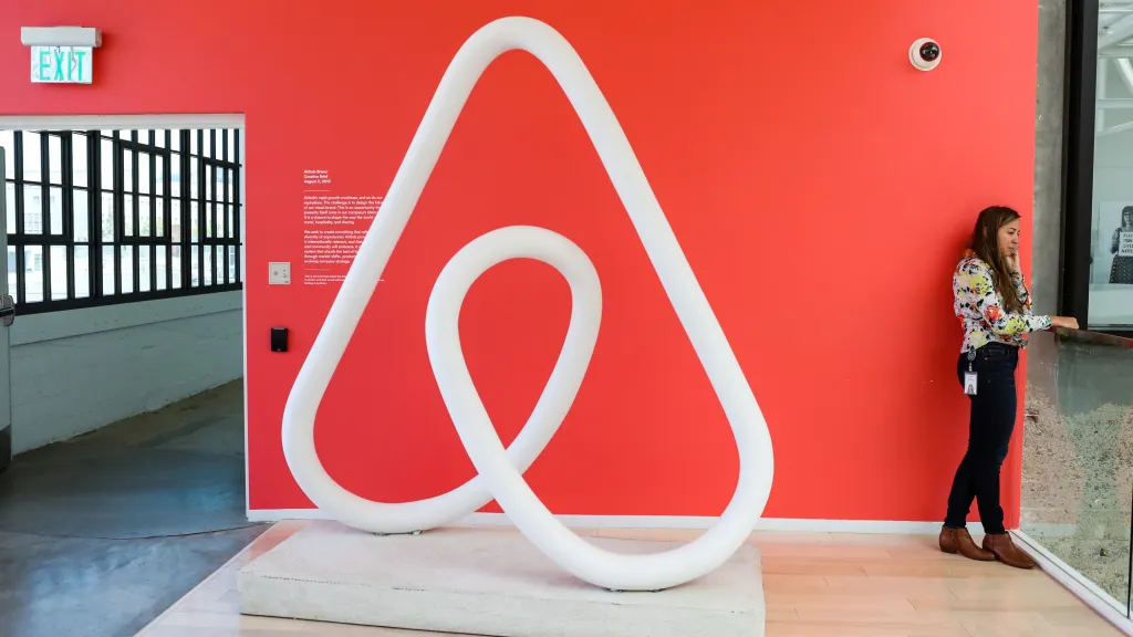 Znak společnosti Airbnb v sídle v San Franciscu