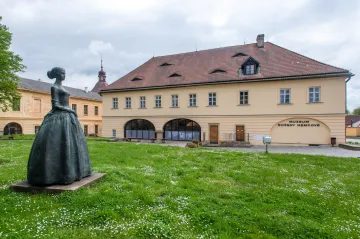 Muzeum Boženy Němcové slaví výročí. Připomene i režiséra filmu Babička Moskalyka