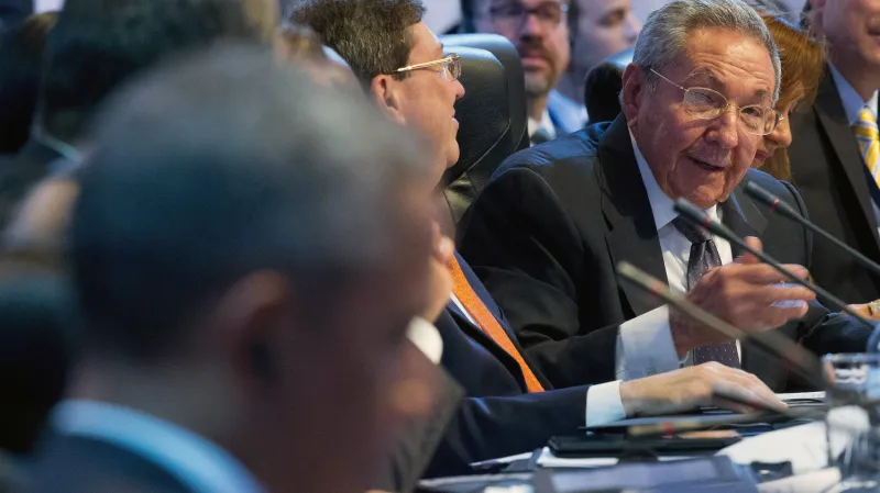 Barack Obama (vlevo) a Raúl Castro