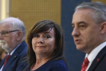 Učitelům zvýšit plat o 10 procent, navrhuje Schillerová. Podnikatelé souhlasí, odbory chtějí víc