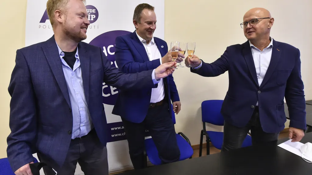 Náměstek hejtmana Kraje Vysočina Martin Kukla (uprostřed) oslavuje společně se svými spolustraníky vítězství hnutí