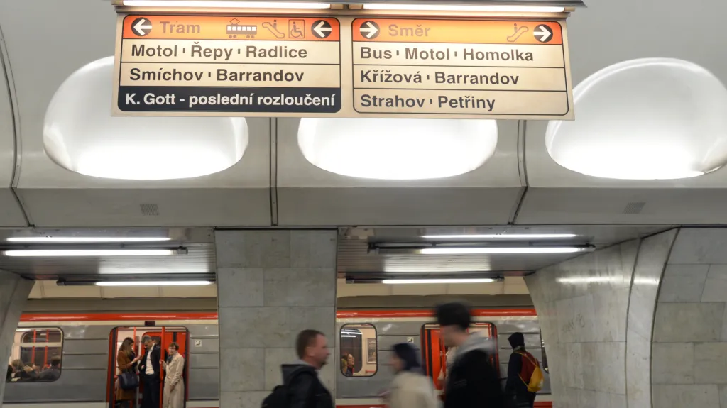 Informační tabule ve stanici metra Anděl ukazují směr k frontě na Žofín