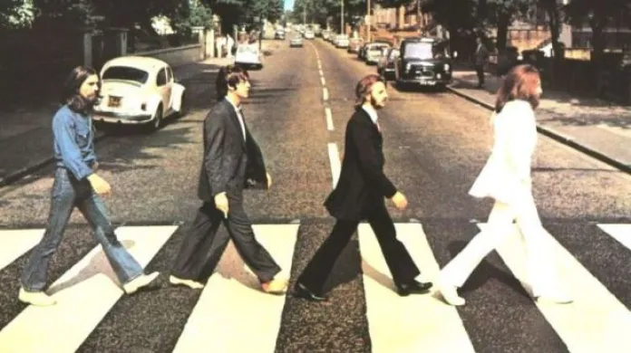 Beatles přecházejí přes Abbey Road už 45 roků