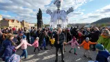 Účastníci průvodu s Moranou dorazili na Karlův most