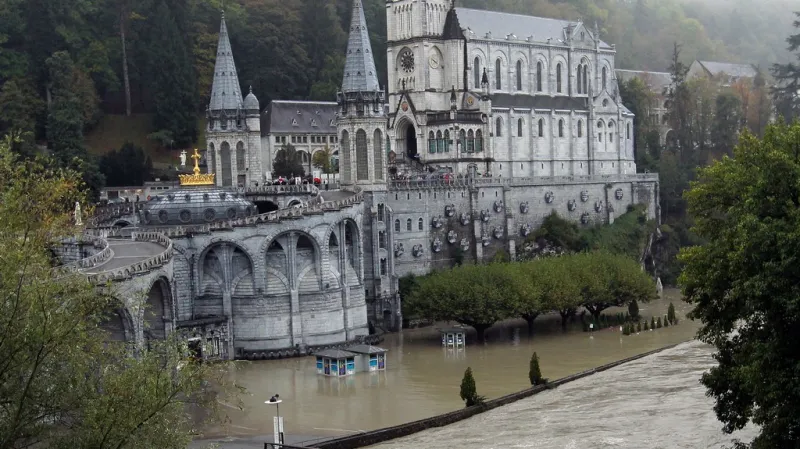 Záplavy ve městě Lurdy