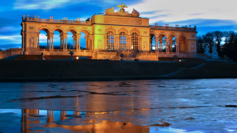 Gloriette v parku u zámku Schönbrunn ve Vídni