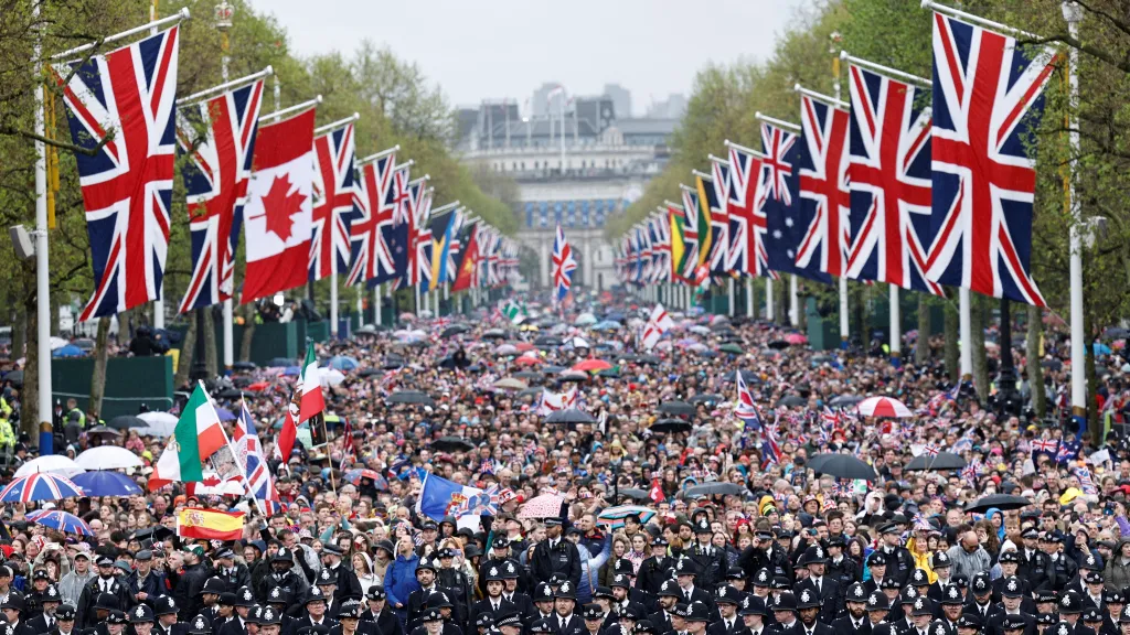 Lidé směřující k Buckinghamskému paláci