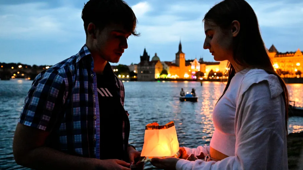 Lampiony vypuštěné na Vltavu připomněly studenty, kteří zahynuli v důsledku ruské agrese