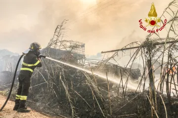 Do hašení velkého požáru na Sardinii se zapojilo i jedenáct letadel. Evakuovat se musely stovky lidí