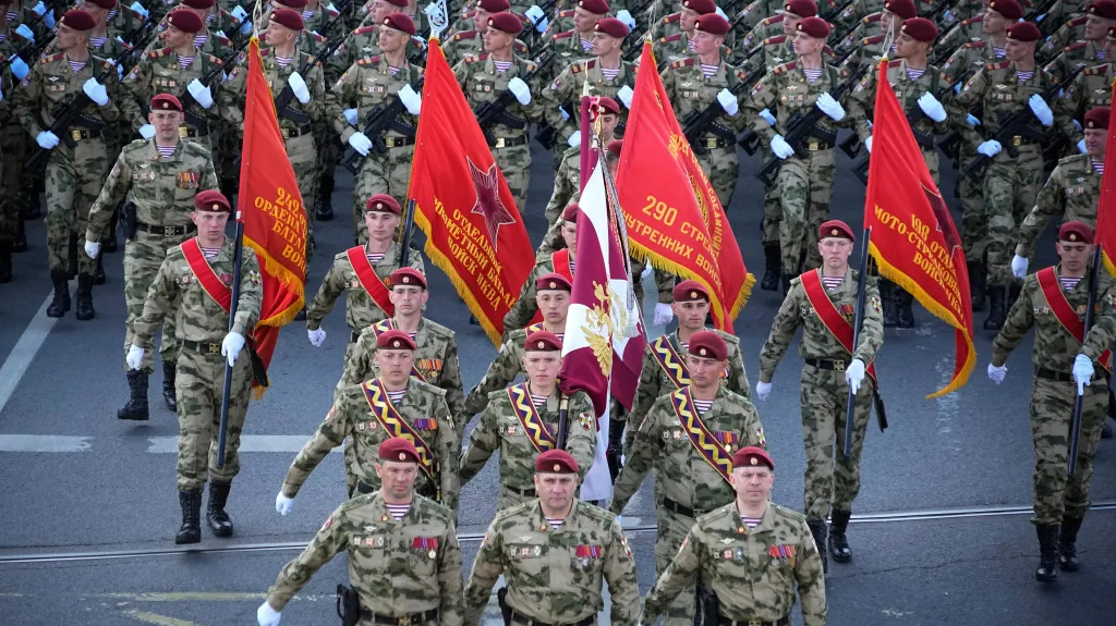 Ruští vojáci pochodují ulicemi Moskvy k Rudému náměstí
