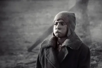 „Snášel příkoří, stejně jako ty.“ Před Nabarveným ptáčetem vyletěl trailer