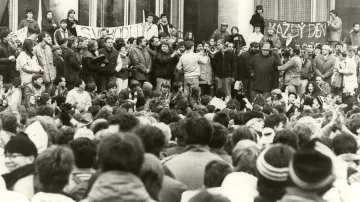 Demonstrace studentů před Janáčkovým divadlem (listopad 1989)