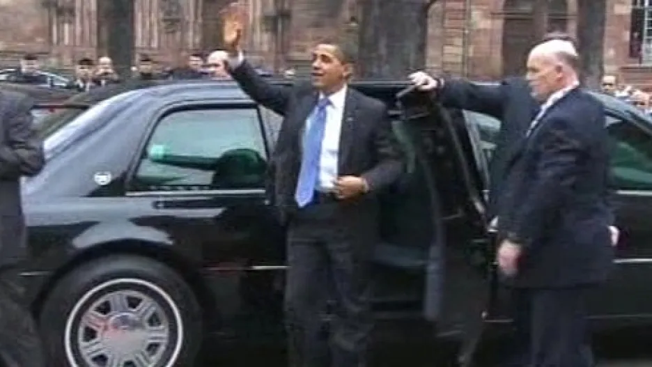Barack Obama vystupuje z Cadillacu One